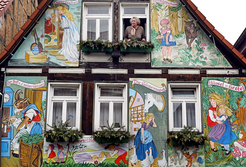 Haus mit Gebrüder Grimm Märchenbildern