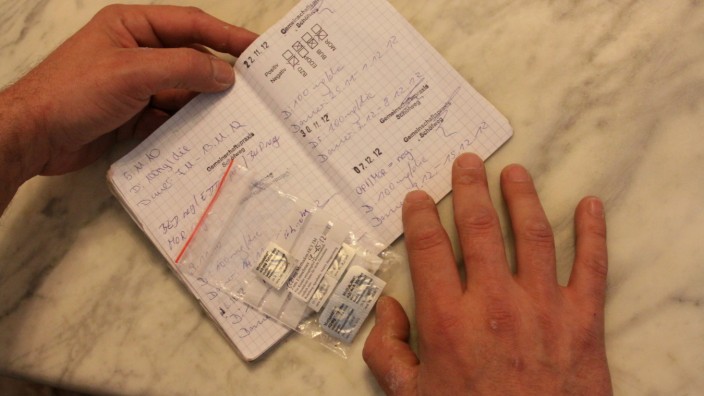Therapie mit Drogenersatzstoff Methadon: Andreas Baumert hat von seiner Ärztin bisher immer die Methadon-Tabletten für die ganze Woche verschrieben bekommen. So war es ihm möglich, jeden Tag pünktlich zur Arbeit zu gehen.