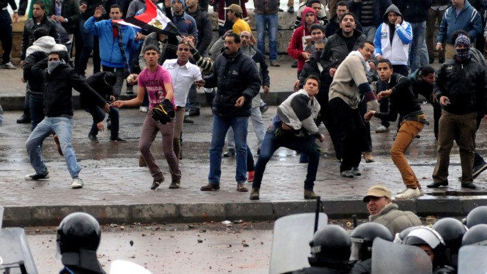 Vor Verfassungsreferendum in Ägypten: Proteste in Ägypten: Anhänger und Gegner von Präsident Mursi liefern sich in Alexandria Straßenschlachten.