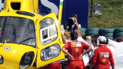Ungarn: Schwerer Formel-1-Unfall: Felipe Massa wird nach seinem schweren Unfall mit dem Hubschrauber ins Krankenhaus gebracht