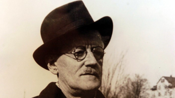 James Joyce: Nach Fertigstellung des "Ulysses" empfand James Joyce eine "lebhafte Erschöpfung", umso dringlicher aber wollte er das erste Exemplar des Buchs an seinem 40. Geburtstag in Händen halten.