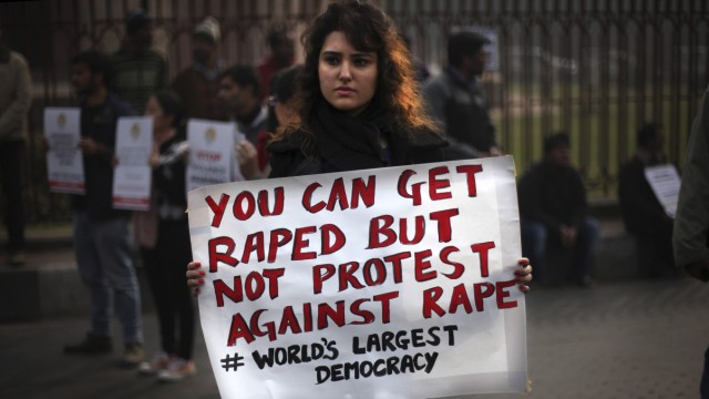 Sexuelle Gewalt in Indien: Eine Demonstrantin kritisiert die Tabuisierung sexueller Gewalt in der indischen Gesellschaft; viele Opfer wagen es nicht, Anzeige zu erstatten.
