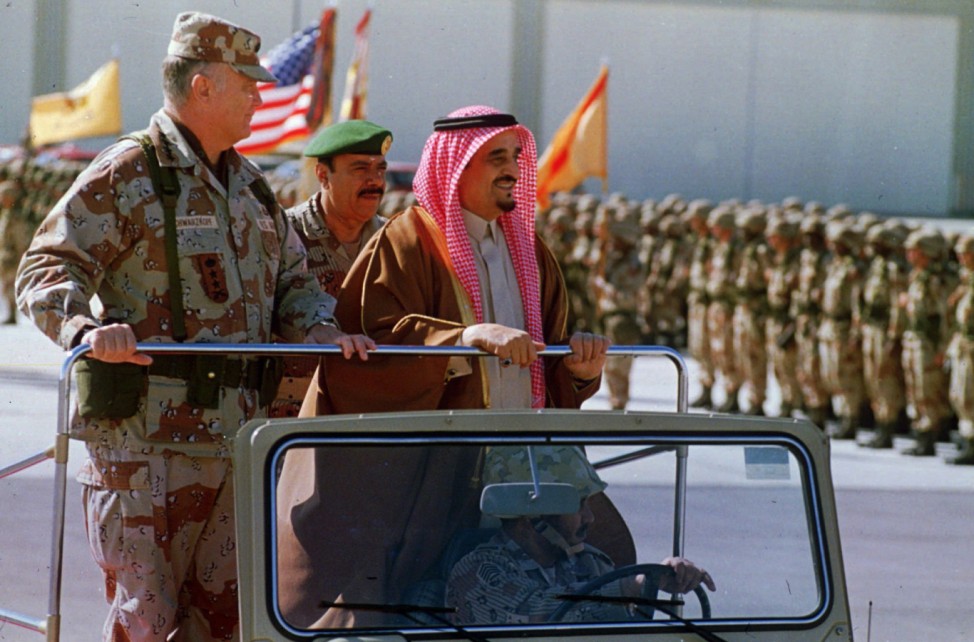 König Fahd (re.), Norman Scharzkopf besichtigen amerikanische Soldaten, 1994