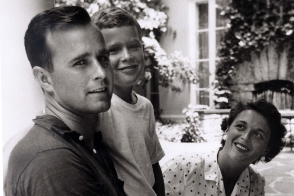 George W. Bush mit seinen Eltern Barbara und George Bush, 1955