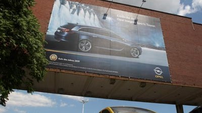 Poker um Opel: Werbung für das Modell Insignia beim Opel-Werk in Rüsselsheim: