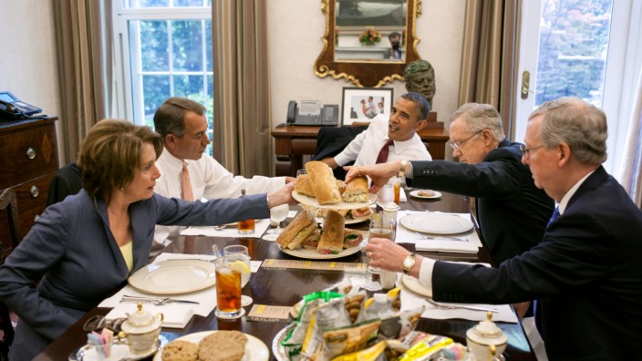 Verhandlungen im US-Haushaltsstreit: Ein Bild aus besseren Tagen: Vor einem halben Jahr saß Barack Obama noch mit Harry Reid (2.v.r.) und Mitch McConnell (r.) beim Mittagessen.
