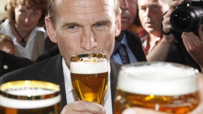 Thüringen: Althaus nach der Wahlpleite: Nach dem Verlust der absoluten Mehrheit in Thüringen dürfte Dieter Althaus das Bier nicht so gut geschmeckt haben. Noch wollen einige mit ihm anstoßen.