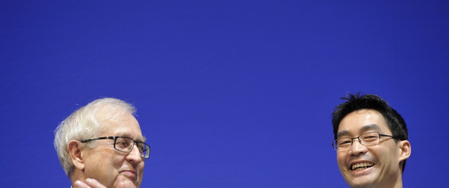 Rösler beim Dreikönigstreffen der FDP: Der FDP-Parteichef und sein Nachfolger? Philipp Rösler (rechts) muss Konkurrenz durch Fraktionschef Rainer Brüderle befürchten.