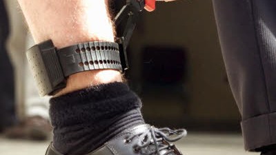 Elektronische Fußfessel: Die Straftäter bekommen eine elektronische Fußfessel umgeschnallt, die über einen Sender stets ihren Aufenthaltsort meldet.