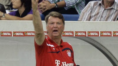 Fußball-Bundesliga: Bayern-Trainer Louis van Gaal in Aktion