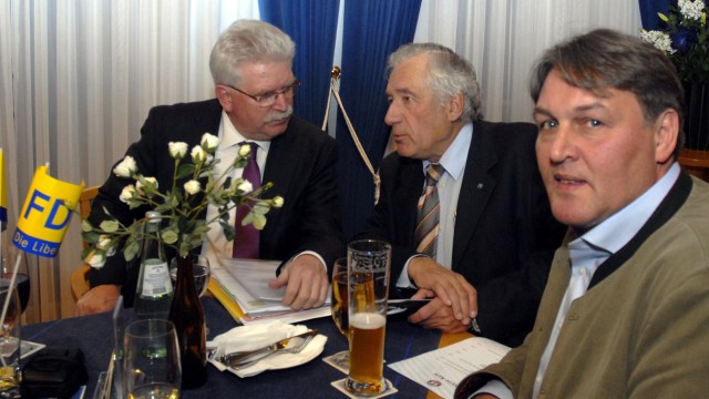 Erding: Wahlen ließen sich wohl besser mit Rainer Brüderle gewinnen, sagt der Kreisvorsitzende Rupert Lanzinger (rechts), hier bei einem Besuch des bayerischen Wirtschaftsministers Martin Zeil (links) in  Erding, in der Mitte Peter Utz