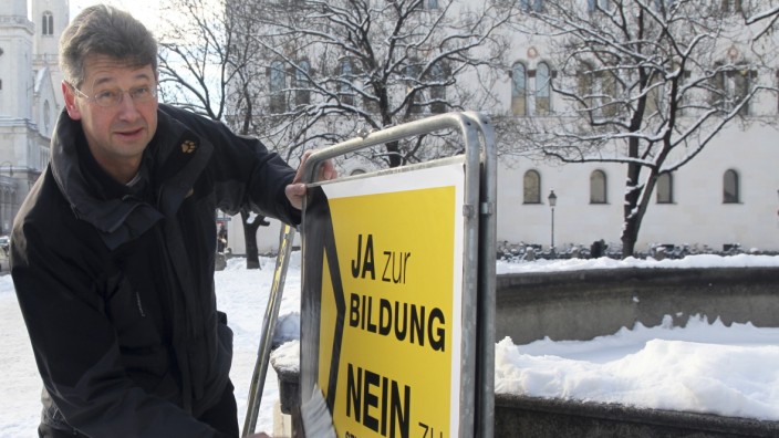 Volksbegehren gegen Studiengebühren: Der Vorkämpfer: Freie-Wähler-Generalsekretär Michael Piazolo klebt auch schon mal selbst Plakate.