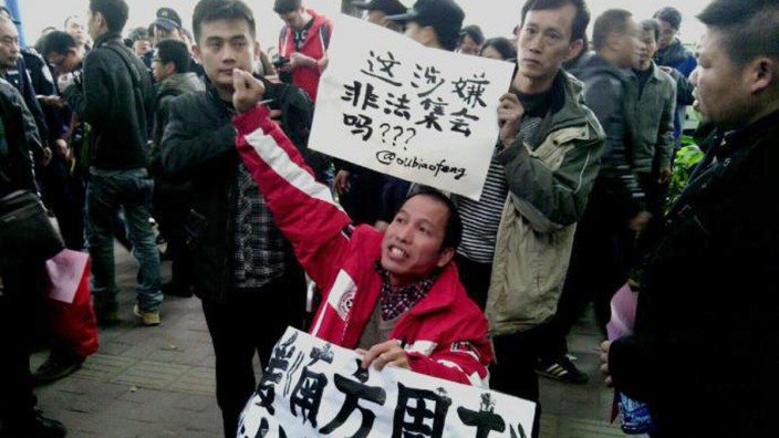 Proteste gegen Zensur in China: Demonstranten vor dem Redaktiongebäude der Zeitung Südliches Wochenende (Nanfang Zhoumo) in Guangzhou: "Wir brauchen keine Flugzeugträger, wir brauchen eine Zeitung, die die Wahrheit schreibt."