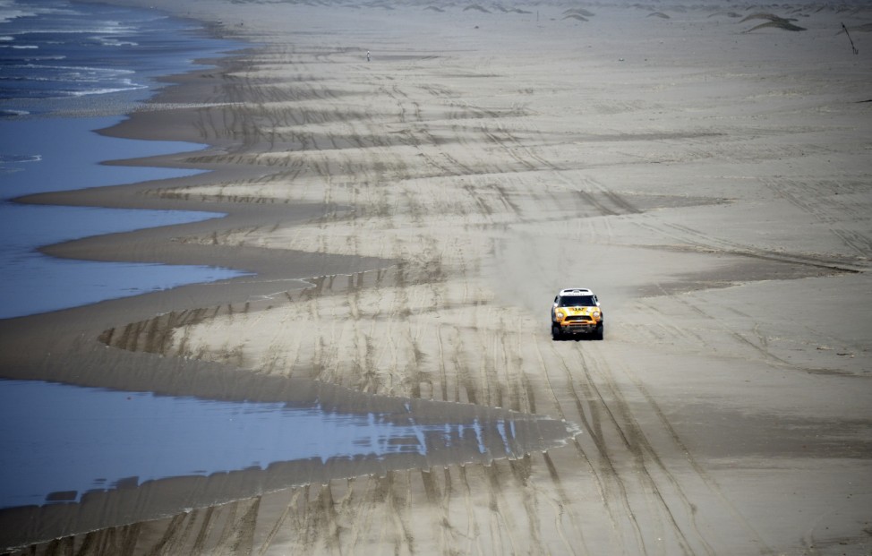 Spain's Roma and France's Perin compete with their Mini during the 4th stage of the Dakar Rally 2013 from Nazca to Arequipa