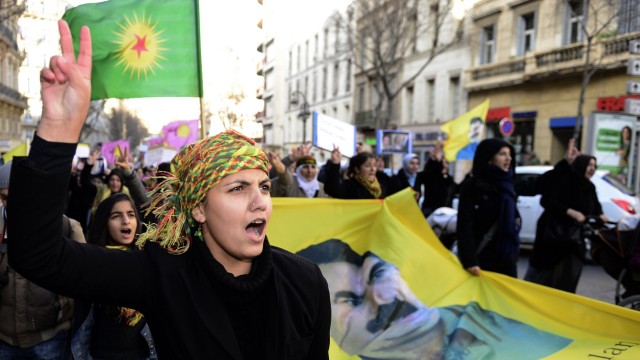 Mord an kurdischen Aktivistinnen: "Wir sind alle PKK": Kurden gehen in Paris nach dem Tod der drei Aktivistinnen auf die Straße.