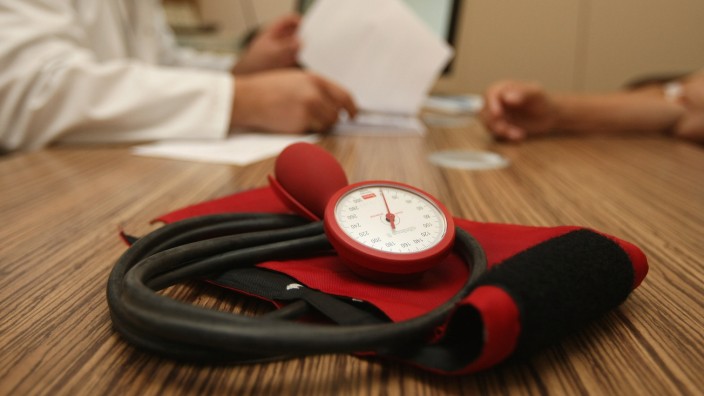 Doctors Seek Higher Fees From Health Insurers