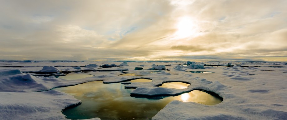 Klimawandel: Weil dunkles, stehendes Wasser mehr Sonnenstrahlung aufnimmt als Eis, wirkt es in Polarregionen wie Heizkörper auf das Klima.
