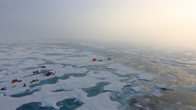 Luftaufnahme arbeitender Polarforscher in der Arktis