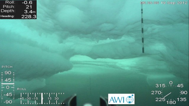 Blick vom ROV während einer Tauchfahrt durch deformiertes Meereis