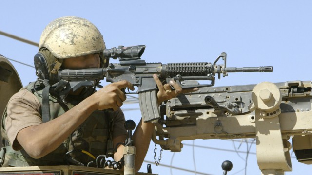 US-Diskussion um "Assault Weapons": US-Soldat im Irak. Bei der Waffe handelt es sich um die M4A1-Karabiner-Variante des M16-Sturmgewehrs.