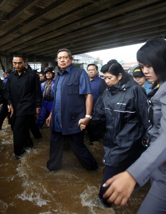 Indonesian President Susilo Bambang Yudhoyono inspects flood area