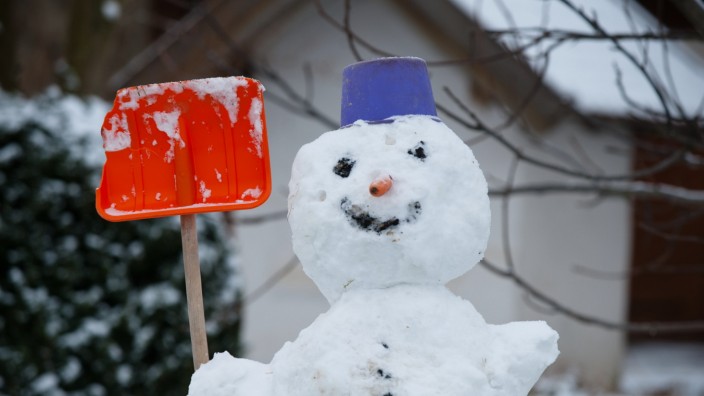 Zum Welttag des Schneemanns: Dieser Schneemann steht in einem gemütlichen Vorgarten in Frauenneuharting.