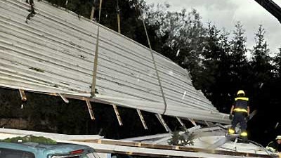 Sturm über Mitteleuropa: Gestrandet: In Passau hatte der Sturm das Blechdach einer Unterstellhalle für Motorboote fortgerissen. Teile des Daches wurden in den angrenzenden Bootshafen katapultiert, wo drei Pkws und ein Motorboot schwer beschädigt wurden.