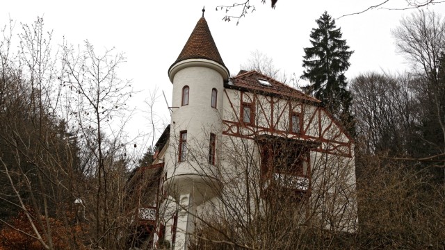 Im Bergwald: Wie ein mittelalterliches Schlösschen wirkt das Schnellrieder-Haus, das der gleichnamige Dorfschullehrer im Jahr 1903 selbst geplant und gebaut hat