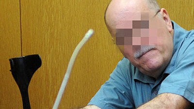 Landshut: Im Rollstuhl sitzend nahm der 62 Jahre alte Orthopäde den Schuldspruch entgegen.