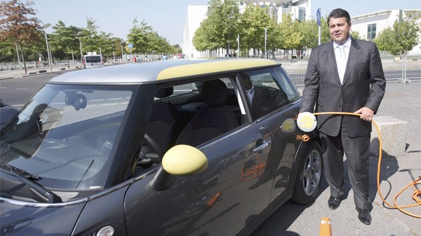 Hoffnung Elektroauto: Bundesumweltminister Sigmar Gabriel, SPD, posiert mit einem Mini Elektro-Auto in Berlin. Das Kabinett hat am Mittwoch den Nationalen Entwicklungsplan Elektromobilität verabschiedet.