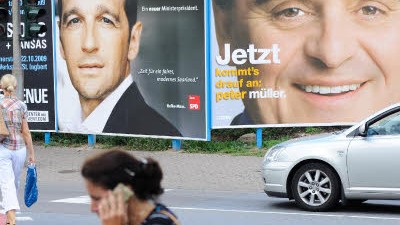 Landtagswahl im Saarland: Wahlplakate des SPD-Spitzenkandidaten Heiko Maas (links) und von Ministerpräsident Peter Müller (CDU)