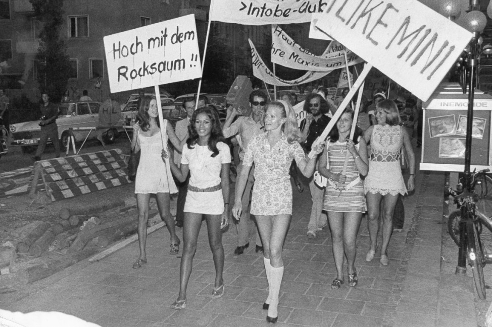 Demonstration für den Minirock in München, 1970