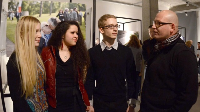 Dachau: Die Schüler haben ihre Motive in einem Workshop mit dem Fotografen Mark Mühlhaus (rechts im Bild) erarbeitet. Die Besucher der Eröffnung der Doppelausstellung im Museum der KZ-Gedenkstätte schauten sich die Bilder lange und intensiv an.