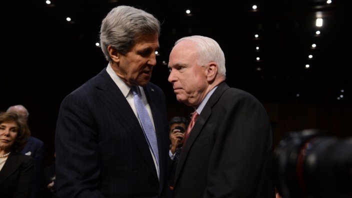 John Kerry spricht mit John McCain