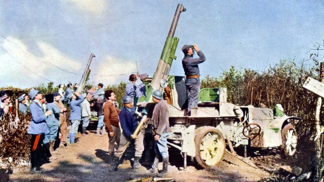 Fotografie im Ersten Weltkrieg: Ein weiteres Bild von Jules Gervais-Courtellemont, der viel für die Zeitschrift L'Illustration arbeitete. Es zeigt eine französische Automobil-Batterie zur Luftabwehr.