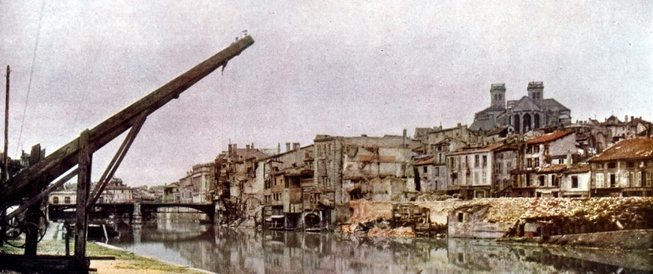 Fotografie im Ersten Weltkrieg: Die zerstörten Quais de Verdun lichtete im Jahr 1916 der französische Bildreporter Jules Gervais-Courtellemont ab.