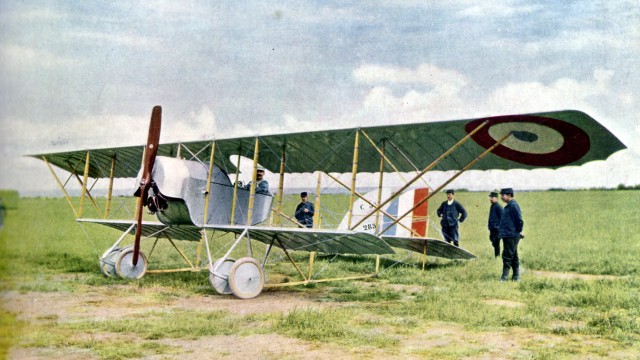 Fotografie im Ersten Weltkrieg: Dieses Fluggerät war eines von rund 3250 Motiven, die der französische Fotograf Jules Gervais-Courtellemont während des Ersten Weltkriegs ablichtete. Dieses Bild zeigt ein Kampfflugzeug mit den Kennzeichen der französischen Luftwaffe.