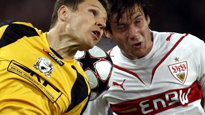 Champions-League-Qualifikation: Blinder Zweikampf: Der Stuttgarter Stefano Celozzi (re.) und Gheorghe Bucur beim Kopfballduell.