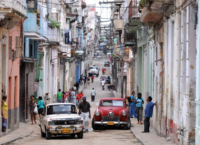Straßenszene in Havanna mit alten Autis