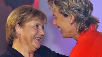 Leichtathletik-WM in Berlin: In den Armen der Kanzlerin: Angela Merkel gratuliert Steffi Nerius zum ersten deutschen Sieg bei dieser WM.