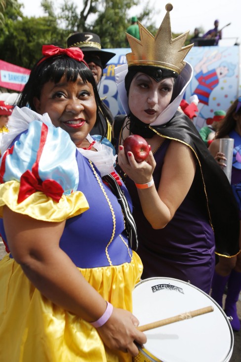 Revellers dressed as Disney's 'Snow White' and the 'Evil Queen' take part in the 'Desliga da Justica' carnival parade during pre-carnival festivities in Rio de Janeiro