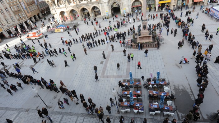Volksbegehren in Bayern: Die Eintragefrist endet: Vor dem Münchner Rathaus bildet sich eine lange Schlange.