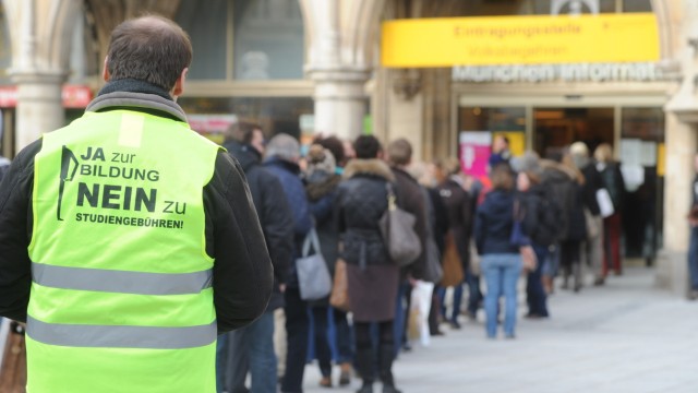 Gegen Studiengebühren: Unterschreiben in letzter Minute: Am Mittwoch bildeten sich vor dem Münchner Rathaus lange Warteschlangen.