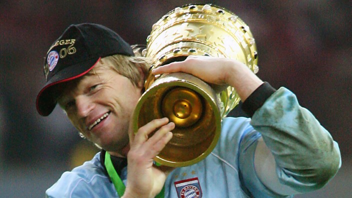 Fußball - Bayern-Keeper Oliver Kahn mit DFB-Pokal