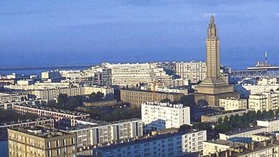 Nachkriegsarchitektur in Frankreich: Im völlig zerstörten Le Havre orientierten sich die Architekten beim Wiederaufbau nach dem Zweiten Weltkrieg nicht am alten Stadtplan. Ob Schulen, Straßen oder die Wohnungen für 40.000 Menschen: Das neu geschaffene städtische Ensemble gehört heute zum Weltkulturerbe.