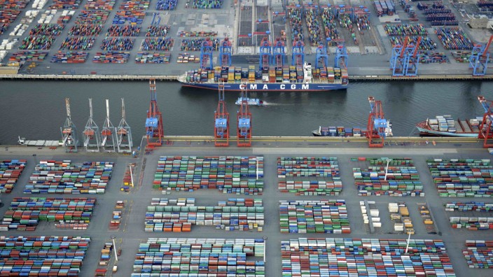 Container-Schiff am Hamburger Hafen