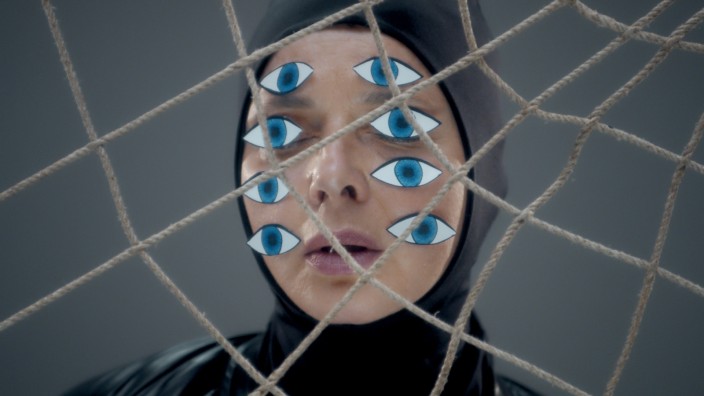 TV-Serie "Mammas" auf Arte: Spinnen haben vier Augenpaare - wie Isabella Rossellini in einer Szene ihrer neuen Kurzfilm-Serie "Mammas" eindrucksvoll demonstriert.