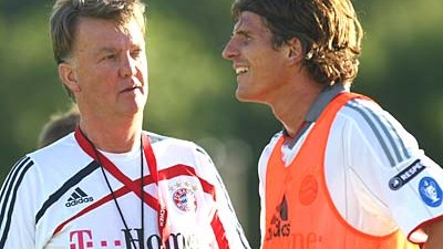 Fußball: FC Bayern: Louis van Gaal im Gespräch mit Mario Gomez.