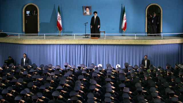 Iranische Atomgespräche: Ayatollah Ali Chamenei spricht vor Luftwaffenoffizieren in Teheran. Er lehnt weitere Verhandlungen mit den USA ab.