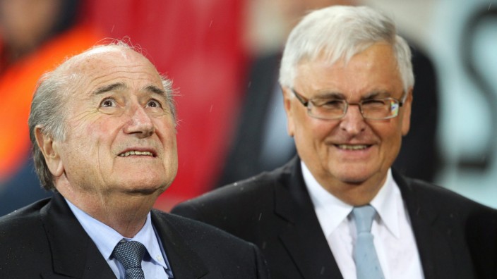 Attacke gegen den DFB: Ein Bild aus alten Tagen, doch auch heute scheinen Fifa-Chef Sepp Blatter und Theo Zwanziger eng zusammenzustehen.